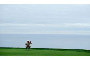Le golfeur Tiger Woods en pleine réflexion lors de l'Open Farmers Insurance de San Diego.