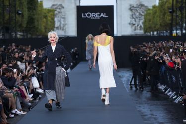 Helen Mirren sur le podium du défilé L'Oréal sur les Champs Élysées