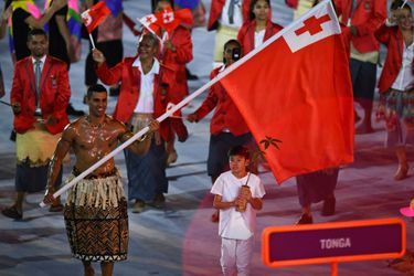 Pita Taufatofua, porte-drapeau des Tonga à Rio.