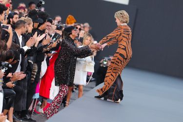Jane Fonda sur le podium du défilé L'Oréal sur les Champs Élysées embrasse Naomi Campbell en front row