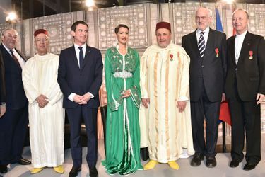 Lalla Meryem avec, de gauche à droite, Serge Berdugo, Ahmed Toufiq, Manuel Valls, Khalil Merroun, Michel Serfaty et Michel Dubost, à Paris, le 1er février 2015 