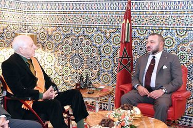 Le roi Mohammed VI du Maroc avec Pierre Bergé à Marrakech, le 22 décembre 2016
