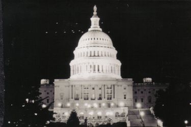 En juillet 1952, d'étranges lumières survolent Washington et le Capitole.