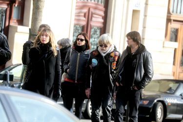 Renaud, 66 ans, aux obsèques de son frère Thierry, accompagné de son ex-femme Romane Serda (à g.) et de sa fille, Lolita Séchan. Au cimetière du Montparnasse, le 16 janvier.