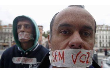 Plusieurs milliers de manifestants se sont réunis à Lisbonne mardi afin de protester contre les mesures économiques prises par le gouvernement. Afin de symboliser le fait qu’ils ne se sentent pas entendus par les autorités, les manifestants ont collé sur leur bouche un ruban adhésif sur lequel il est écrit: "Sans voix". 