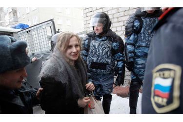 Un membre du groupe punk "Pussy Riot" Maria Alyokhina a comparu ce mercredi au tribunal de Berezniki, dans la région de Perm, qui doit examiner sa motion visant à retarder l'exécution du reste de sa peine en raison de son jeune enfant à la maison, selon les médias locaux. Alyokhina a été condamnée en août à deux ans de prison pour avoir chanté une prière anti-Poutine dans une cathédrale orthodoxe de Moscou.