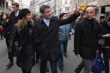 Manuel Valls et sa femme Anne Gravoin, en visite au marché de Noel de Strasbourg fin décembre.