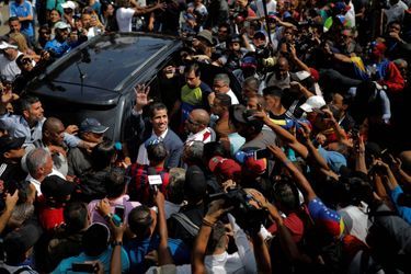 Juan Guaido salue la foule des manifestants à Caracas.