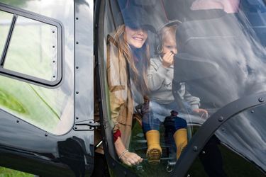 La princesse Sofia et le prince Alexander de Suède dans un hélicoptère sur le circuit suédois de Gellerasen, le 18 août 2019