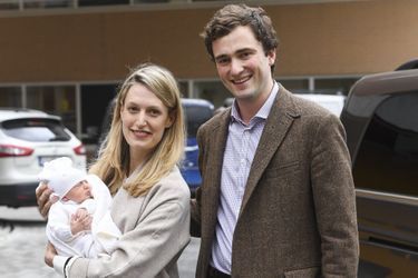 Le prince Amedeo de Belgique avec sa femme Elisabetta et leur fille Anna Astrid, le 20 mai 2016 à Bruxelles 