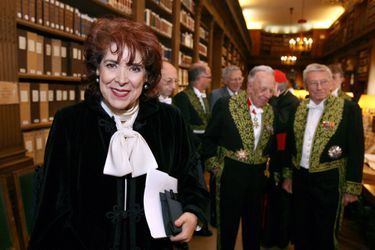 Assia Djebar, avant son discours de réception à Académie Française, à Paris le 22 juin 2006. 