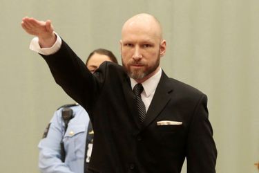 Anders Behring Breivik a fait un salut nazi au premier jour de son procès. 