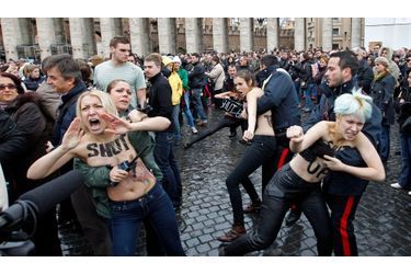 Des militantes de l'organisation féministe Femen ont tenté de troubler la prière de l'angélus menée par Benoît XVI ce dimanche place Saint-Pierre, au Vatican. Elles reprochent au Pape son opposition au mariage et à l'adoption homosexuels.