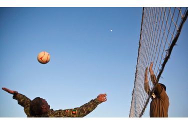 Rentrés de mission, des soldats de l'armée afghane jouent au volley-ball à la base Azizullah, située dans la province du Kandahar.
