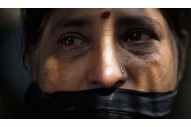 Une femme pleure les trois ans de la disparition du journaliste et dessinateur sri-lankais Prageeth Eknaligoda, le 24 janvier 2010, au Sri Lanka. L’homme avait vivement critiqué le gouvernement et se sentait suivi depuis plusieurs jours.  
