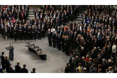 Les députés français et allemands, réunis dans le palais du Reichstag à Berlin ont écouté ensemble mardi les hymnes nationaux français et allemand à l'occasion des cérémonies du 50ème anniversaire du traité de l'Elysée.