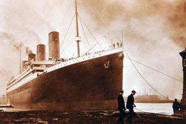 Sur le côté de la coque du Titanic, une longue trace noire est visible. 