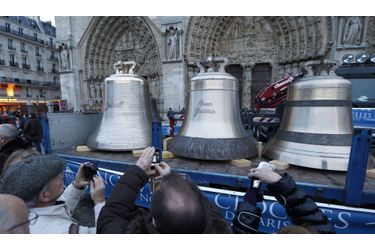 Des passants prennent des photos de trois des neuf nouvelles cloches de Notre-Dame, à Paris. Baptisées, Gabriel, Anne-Geneviève et Denis, elles ont été transportées depuis la Normandie à Paris et ont été coulées avec des méthodes médiévales. Elles sont désormais prêtes à sonner pour le 850ème anniversaire de la cathédrale le 23 mars prochain. 