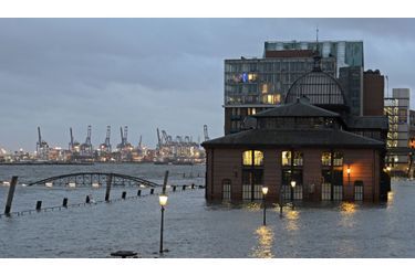 L'emplacement du célèbre marché aux poissons de Hambourg, en Allemagne, est inondé, alors que la région subit des précipitations exceptionnelles.