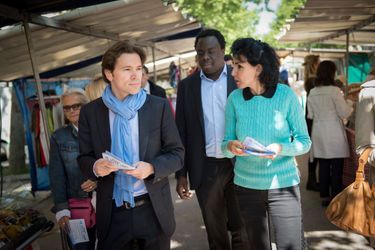 Geoffroy Didier, Stéphane Tiki et Rachida Dati distribuent des tracts sur un marché à Paris, en mai 2014.