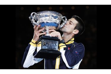 Pour la troisième année consécutive, Novak Djokovic soulève le trophée de l'Open d'Australie. Le Serbe a battu l'Ecossais Andy Murray en quatre sets. Il s'agit de son quatrième Open d'Australie, après l'avoir emporté une première fois en 2008.