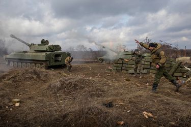 Les miliciens du bataillon Vostok en position dans les ruines de l’aéroport  de Donetsk pris par les rebelles après neuf mois de siège. Les bombardements sur ce site stratégique n’ont jamais cessé depuis le début des combats.