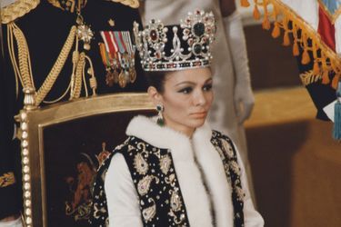 La shahbanou Farah Diba, coiffée de sa couronne d’impératrice, à Téhéran le 26 octobre 1967 