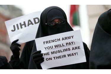 Des islamistes ont manifesté samedi devant l'ambassade de France à Londres, pour dénoncer l'intervention militaire au Mali. Appelant au jihad, ils menacent: «L'armée française va payer, les musulmans vont arriver».