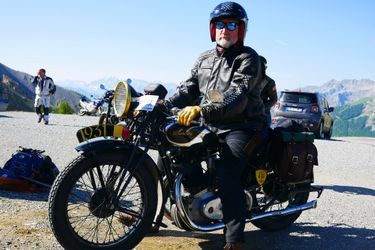Olivier sur sa moto d'avant-guerre, arrivé au sommet de l'Iseran. 