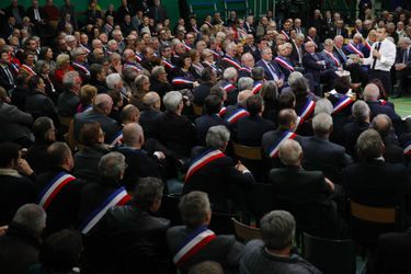 Emmanuel Macron face aux maires normands à Grand Bourgtheroulde, mardi.