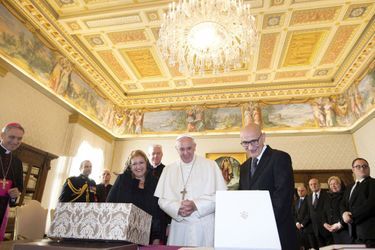 Le pape François avec la présidente maltaise, Marie-Louise Coleiro Preca, et son mari Edgar, samedi au Vatican