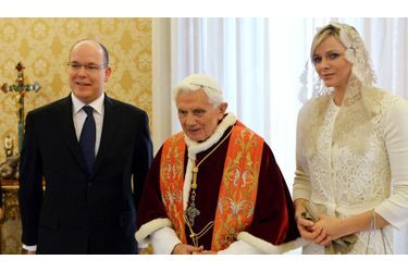 Le couple princier de Monaco a été reçu en audience privée par Benoit XVI samedi 12 janvier. "Cette audience papale revêt une importance particulière pour le Couple princier,  S.A.S. la Princesse Charlène rencontrant à cette occasion le Souverain Pontife pour la première fois", soulignait le palais dans un communiqué avant la rencontre. Ce n'était en revanche pas la première fois pour Albert, qui avait déjà été reçu par Benoit XVI en 2005 et 2009, et avant cela par Jean-Paul II en 1997.