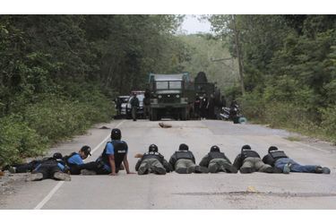 Des policiers et des soldats thaïlandais s’apprêtent à rechercher des explosifs dans le village de Raman, après que les agriculteurs locaux les ont alertés sur les activités suspectes qui se dérouleraient dans la province de Yala, au sud de Bangkok. 
