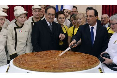 Le président de la République François Hollande a découpé une galette des rois géante lors d'une cérémonie de voeux à l'Elysée.