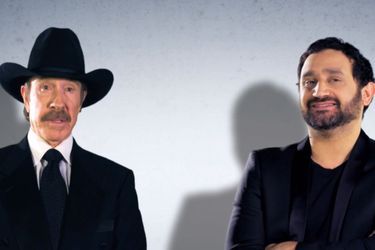 Chuck Norris et Cyril Hanouna apparaissent côte à côte pour promouvoir l'émission "Les pieds dans le plat» d'Europe 1. 