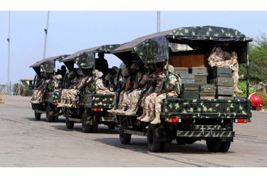 Des soldats nigérians en train de partir pour le Mali, pour prêter main forte à la France, en guerre depuis sept jours contre les rebelles islamistes. Les premières forces régionales ouest-africaines sont arrivés jeudi au Mali pour renforcer les troupes françaises. 