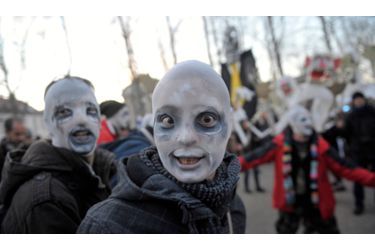 Des manifestants portent des masques de zombie lors d'une marche anti-austérité et anti-corruption à Ljubljana, en Slovénie. Environ 5000 personnes s'étaient réunies.