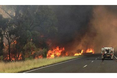 L’autoroute de Coonabarabran, au Nord de Sydney, est encerclée par les flammes depuis plusieurs jours. 