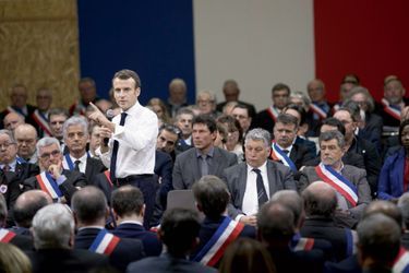 Emmanuel Macron lors de l'échange de plus de 6 heures avec 600 maires réunis à Souillac, dans le Lot, le 18 janvier.