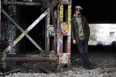 Farid Benyettou sous un pont de l’ancienne voie de chemin de fer du parc des Buttes-Chaumont, à Paris, le 18 décembre 2016. Pour la photo, l’ex-prédicateur refuse d’enlever ses lunettes noires.