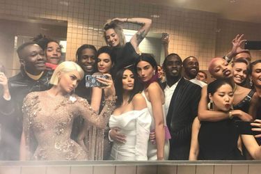 Kylie Jenner dans les toilettes du Met avec Kim Kardashian, Paris Jackson, Lily Aldridge, P.Diddy et bien d'autres
