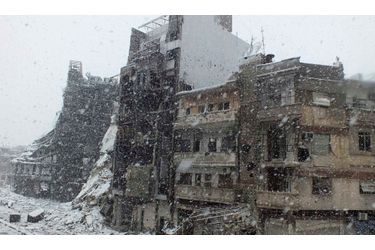La ville syrienne de Homs (Centre) a revêtu son manteau blanc, donnant l'illusion d'une courte trêve. En réalité, la commune est assiégée par l'armée fidèle à Bachar al-Assad depuis plus de six mois, ce qui a provoqué une grave crise humanitaire à Homs. Ancien coeur industriel de la Syrie, Homs est aujourd'hui surnommée par les opposants au régime de Damas la "capitale de révolution".