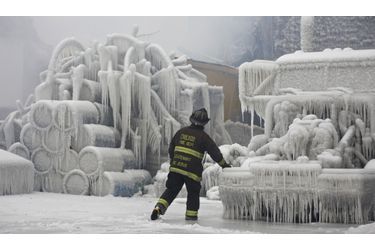 A Chicago, le gigantesque incendie d'un entrepôt a mobilisé plus de 170 pompiers dans la nuit de mardi à mercredi. Mais en raison du froid polaire qui règne sur la région, l'eau déversée par les soldats du feu a donné aux ruines un aspect incroyable.