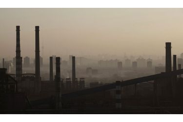 La pollution enveloppe toujours Pékin, en Chine. Depuis près d'une semaine, la capitale chinoise est prisonnière d'un épais brouillard toxique.