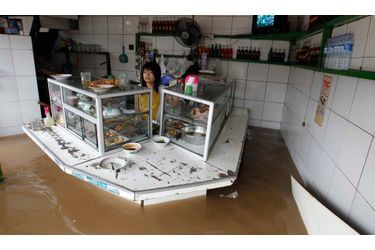 Les fortes pluies dans la capitale indonésienne ont provoqué le débordement de la rivière Ciliwung et de fait des inondations monstres dans plusieurs quartiers. Les météorologues ont averti que les pluies pourraient s'aggraver au cours des prochains jours, tandis que des milliers de personnes à et autour de Jakarta ont été contraints de quitter leur foyer cette semaine.