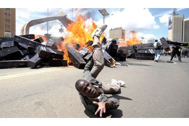 221 cercueils ont été brûlés à Nairobi, capitale du Kenya, pour protester contre la volonté du Parlement de tripler le montant de la retraite de ses représentants.  