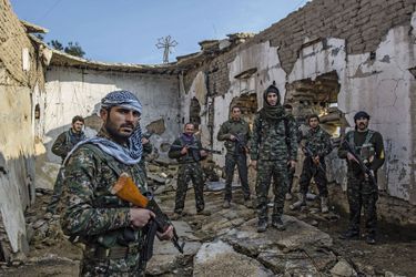 Johan Cosar (au centre) et ses hommes dans l&#039;église Mar Melki du village de Ghardouka, repris après de rudes combats par les miliciens chrétiens du Conseil militaire syriaque. 