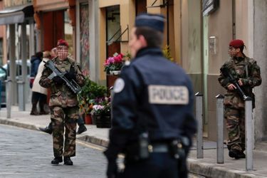 Policiers et militaires patrouillent à Nice, le 4 janvier.