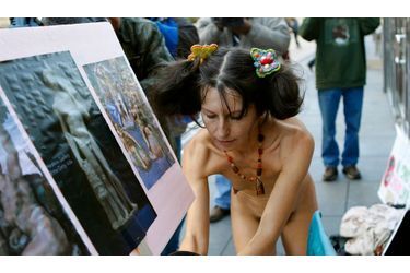 Une activiste du mouvement nudiste brave le froid à San Francisco. Elle espère que le législateur revienne sur une plainte pour nudité en public, alors même que cela exprime une liberté fondamentale, selon elle.
