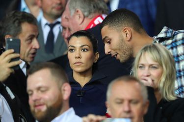 Kourtney Kardashian et son compagnon Younes Bendjima dans les tribunes du Parc des Princes